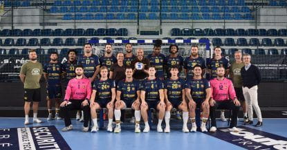 Photos d'équipe partenaires avec l'équipe professionnelle